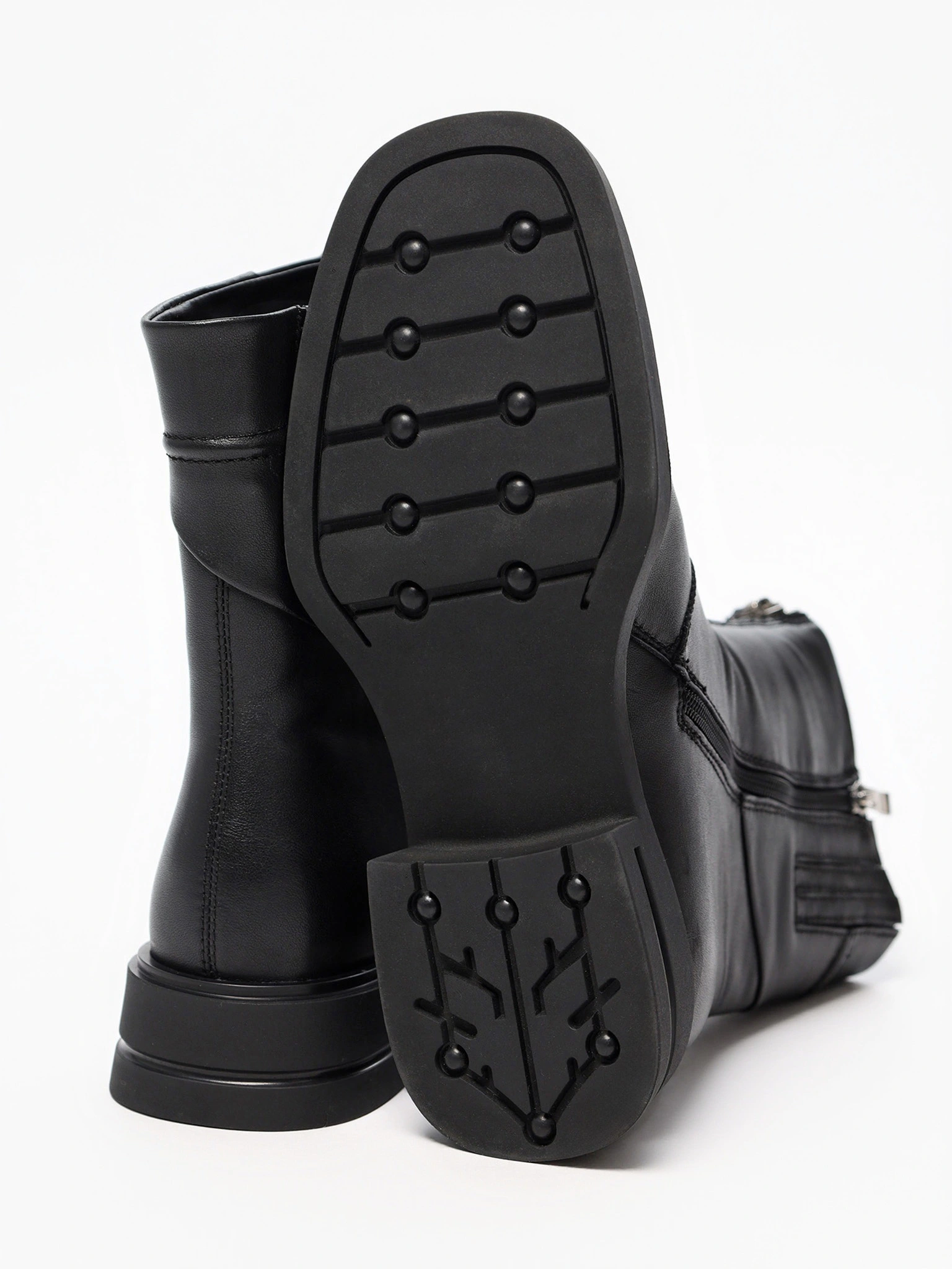 Ботинки черного цвета с декоративной молнией спереди